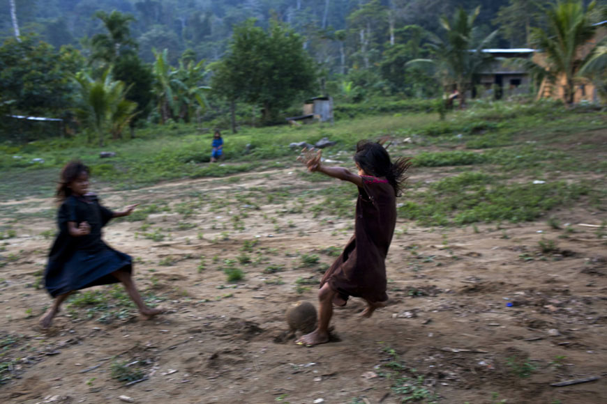 아샤닌카부족 아이들이 신나게 축구를 하고 있다. AP/뉴시스
