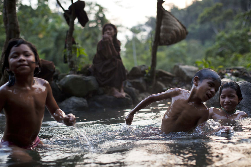 아샤닌카부족 어린이들이 페루에 있는 천연 온천에서 물을 헤치며 물놀이를 하고 있다. AP/뉴시스