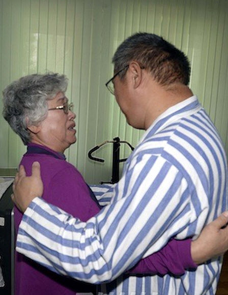 북한에 억류 중인 한국계 미국인 케네스 배(한국명 배준호)씨가 11일 평양을 방문한 모친 배명희씨를 만났다. 배씨는 평양 친선병원에서 입원 생활을 하고 있다. 재일본조선인총연합회(조총련) 기관지 조선신보는 11일 이들 모자의 상봉 영상과 사진을 내보냈다. 연합뉴스