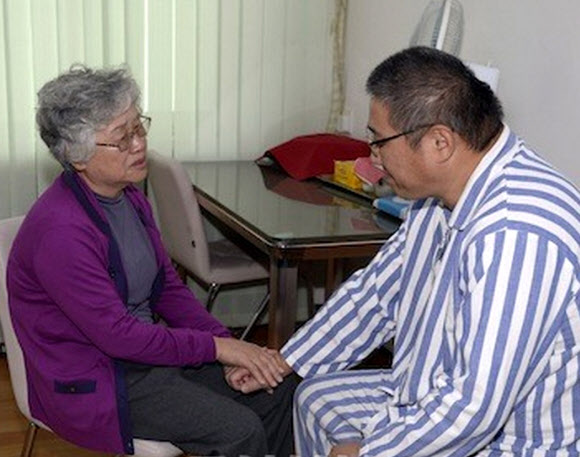 북한에 억류 중인 한국계 미국인 케네스 배(한국명 배준호)씨가 11일 평양을 방문한 모친 배명희씨를 만났다. 배씨는 평양 친선병원에서 입원 생활을 하고 있다. 재일본조선인총연합회(조총련) 기관지 조선신보는 11일 이들 모자의 상봉 영상과 사진을 내보냈다. 연합뉴스