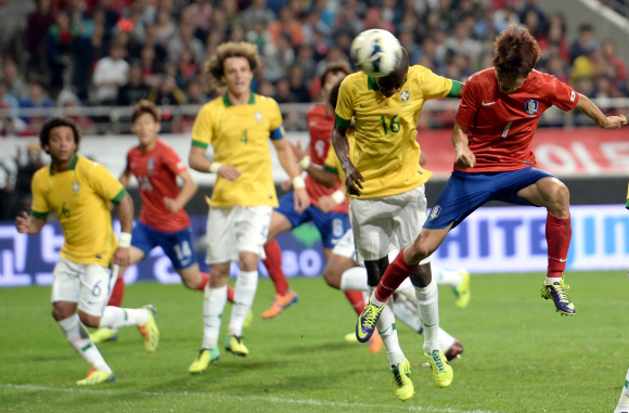 12일 오후 서울 상암경기장에서 열린 브라질과의 친선 A매치에서 브라질의 한국의 7번 이청용 선수가 헤딩을 시도하고 있다.  박지환 popocar@seoul.co.kr