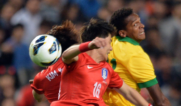 12일 오후 서울 상암경기장에서 열린 브라질과의 친선 A매치에서 한국선수와 브라질 선수가 공을 다투고 있다.  박지환 popocar@seoul.co.kr