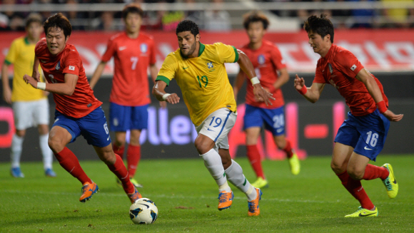 12일 오후 서울 상암경기장에서 열린 브라질과의 친선 A매치에서 한국 수비수들이 브라질 공격수의 공격을 막고 있다.  박지환 popocar@seoul.co.kr
