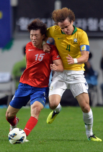 12일 오후 서울 상암경기장에서 열린 브라질과의 친선 A매치에서 브라질선수와 한국 선수가 공을 다투고 있다.  박지환 popocar@seoul.co.kr