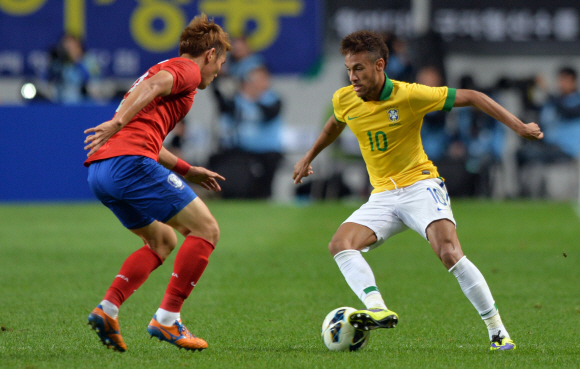 12일 오후 서울 상암경기장에서 열린 브라질과의 친선 A매치에서 브라질의 10번 네이마르 선수가 한국 수비수와 공을 다투고 있다.  박지환 popocar@seoul.co.kr