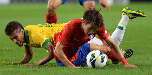 12일 오후 서울 상암경기장에서 열린 브라질과의 친선 A매치에서 브라질의 10번 네이마르 선수가 한국 선수와 공을 다투고 있다.  박지환 popocar@seoul.co.kr