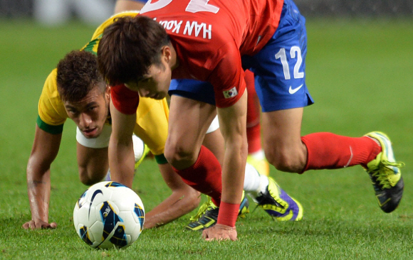 12일 오후 서울 상암경기장에서 열린 브라질과의 친선 A매치에서 브라질의 10번 네이마르 선수가 한국 수비수와 공을 다투고 있다. 박지환 popocar@seoul.co.kr