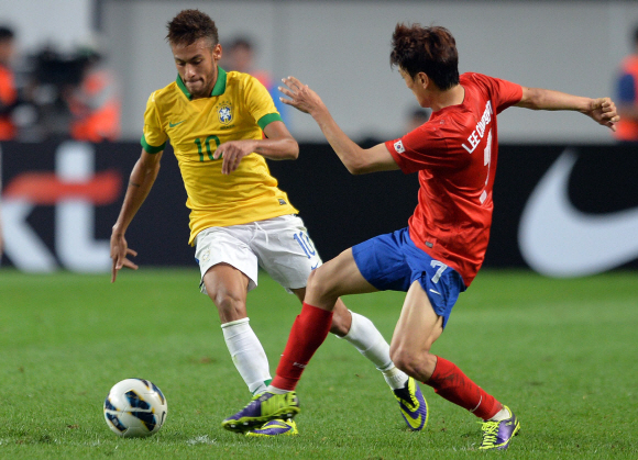 12일 오후 서울 상암경기장에서 열린 브라질과의 친선 A매치에서 브라질의 10번 네이마르 선수가 한국의 7번 이청용 선수와 볼경합을 벌이고 있다.  박지환 popocar@seoul.co.kr