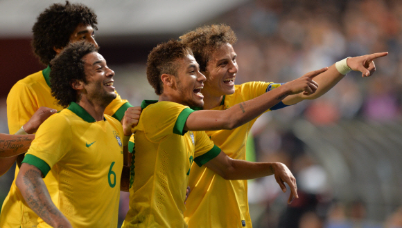 12일 오후 서울 상암경기장에서 열린 브라질과의 친선 A매치에서 브라질의 10번 네이마르 선수가 첫 번째 골을 성공시키고 세레머니를 하고 있다. 박지환 popocar@seoul.co.kr