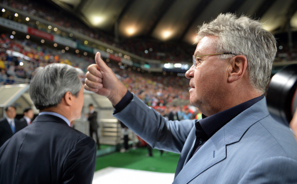 12일 오후 서울 상암경기장에서 열린 브라질과의 친선 경기에서 히딩크 감독이 관중석을 향해 엄지를 치켜세우고 있다.  박지환 popocar@seoul.co.kr