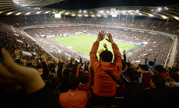 12일 오후 서울 상암경기장에서 열린 브라질과의 친선 경기에 6만 5308명의 구름관중이 몰린 이번 경기는 역대 A매치 사상 가장 많은 관중을 기록했다. 박지환 popocar@seoul.co.kr
