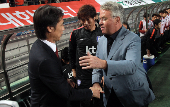 12일 오후 서울 상암경기장에서 열린 브라질과의 친선 경기에서 히딩크 감독이 홍명보 감독을 만나고 있다. 박지환 popocar@seoul.co.kr