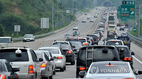 고속도로에서 지정체 현상이 빚어지고 있는 모습 연합뉴스