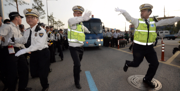 이석기 통합진보당 의원 등 4명에 대한 재판일인 14일 오후 경기도 수원시 수원지방법원에서 보수단체 회원들이 이석기 의원이 탄 호송차량을 막아서자 경찰이 이를 제지하고 있다. 박지환 popocar@seoul.co.kr