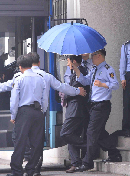 내란음모 협의를 받고 있는 이석기 통합진보당의원이 14일 오후 수원지방법원에서 첫 재판을 마친후 호송차량에 탑승하고 있다.  박지환 popocar@seoul.co.kr