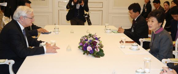 박근혜 대통령이 15일 오후 청와대에서 피터 보저 로열 더치 셸 회장을 접견하고 있다.