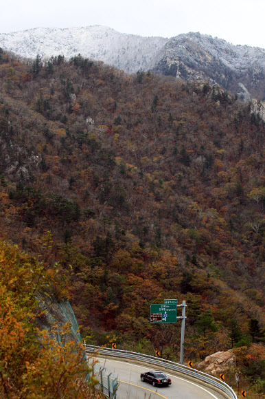 설악산 고지대에 내린 눈이 저지대의 단풍과 어우러져 16일 한 폭의 풍경화를 연출하고 있다. 연합뉴스