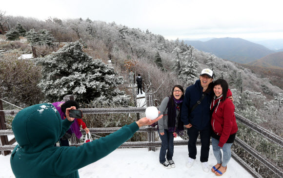 강원 산지에 내린 눈으로 16일 강원 평창군 발왕산 정상(해발 1천458m)에 한겨울 같은 눈꽃이 활짝 핀 가운데 동남아 관광객들이 사진을 찍으며 겨울의 낭만을 만끽하고 있다. 연합뉴스