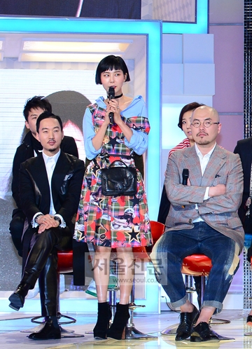 방송인 김나영이 ‘패션왕 코리아’ 제작발표회에서 취재진의 질문에 답하고 있는 모습.