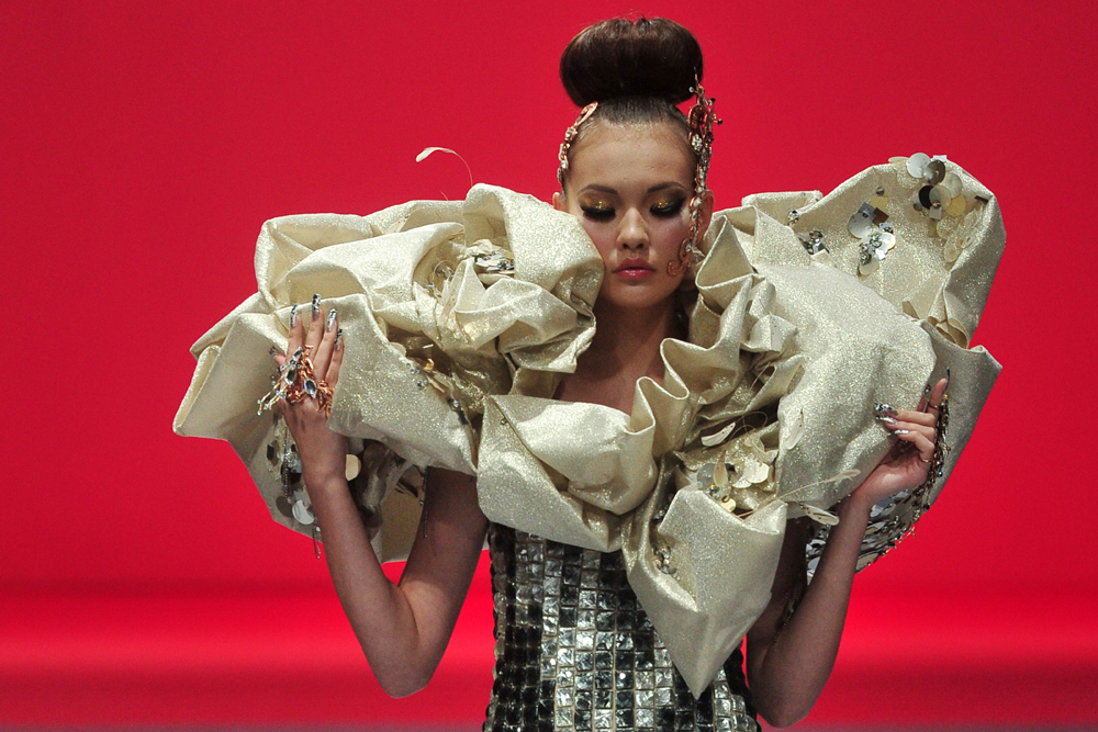 16일 싱가포르에서 열린 2013 아시아 패션 위크에서 중국의 패션 디자이너 ‘구오 페이’ 의 의상을 입은 모델이 포즈를 취하고 있다. 신화/뉴시스 사진 제공