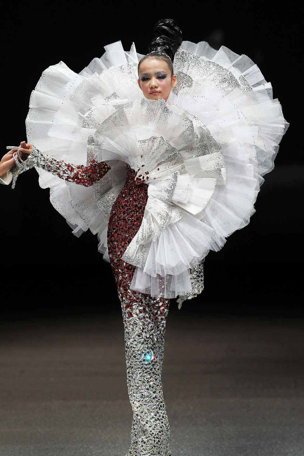 16일 싱가포르에서 열린 2013 아시아 패션 위크에서 중국의 패션 디자이너 ‘구오 페이’ 의 의상을 입은 모델이 포즈를 취하고 있다. AP/뉴시스 사진 제공