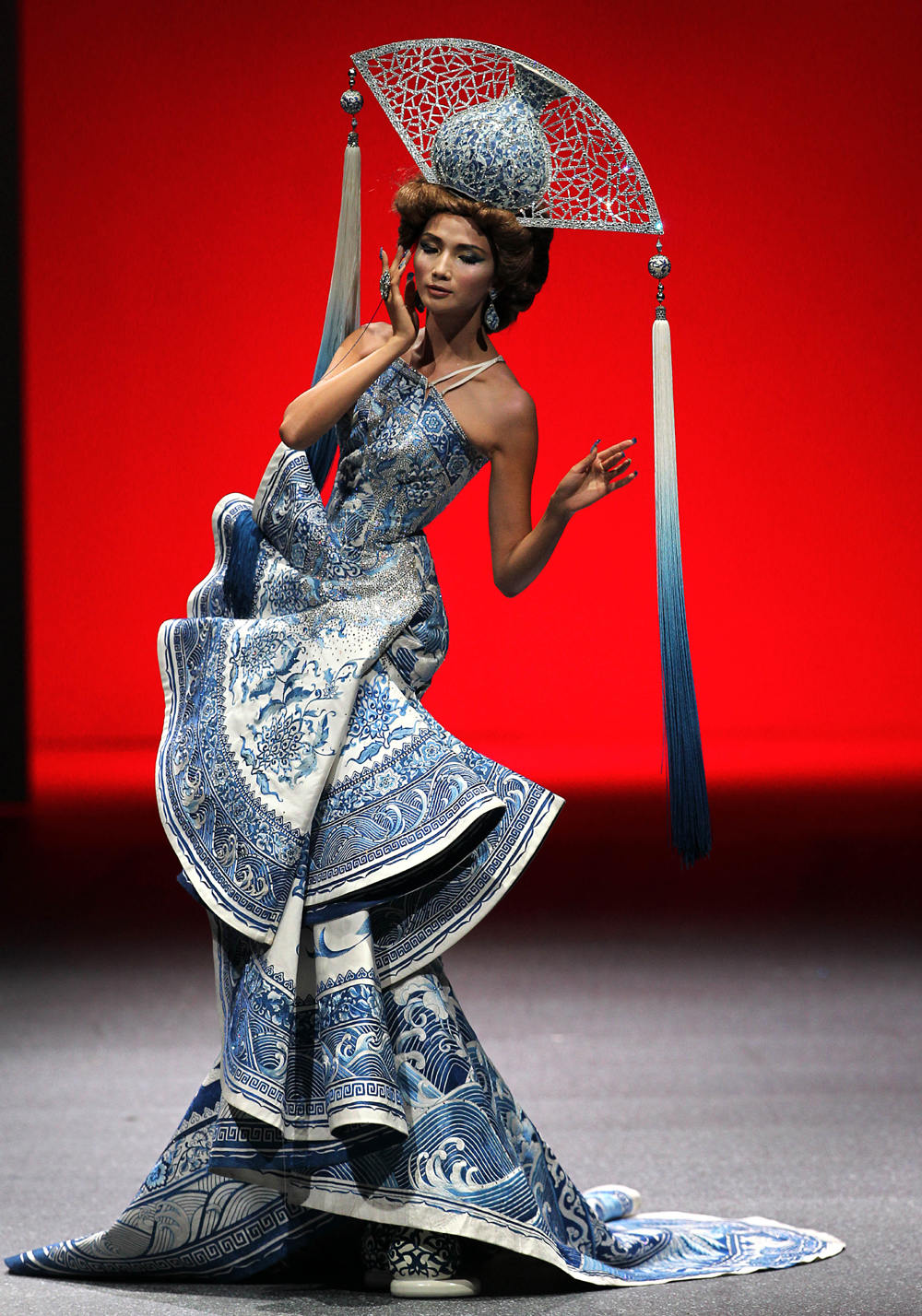 16일 싱가포르에서 열린 2013 아시아 패션 위크에서 중국의 패션 디자이너 ‘구오 페이’ 의 의상을 입은 모델이 포즈를 취하고 있다. AP/뉴시스 사진 제공