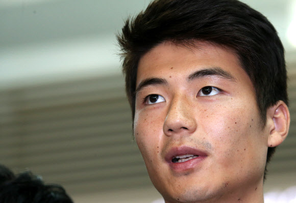 브라질, 말리와의 평가전을 마치고 소속팀으로 복귀하는 기성용(선덜랜드)이 17일 오후 인천국제공항을 통해 출국하며 취재진의 질문에 답하고 있다. 연합뉴스