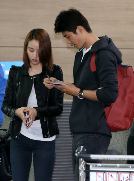 브라질, 말리와의 평가전을 마치고 소속팀으로 복귀하는 기성용(선덜랜드)이 17일 오후 지난해 백년가약을 맺은 배우 한혜진과 함께 인천국제공항 출국장에 도착해 여권을 확인하고 있다. 연합뉴스