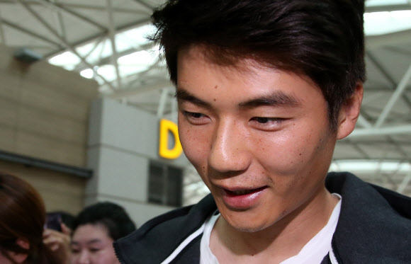 기성용(선덜랜드)이 17일 오후 인천국제공항을 통해 출국하고 있다. 기성용은 ’월드컵 본선에서 피하고 싶은 팀’을 묻는 질문에 ”개최국이자 홈팀인 브라질은 피하고 싶다”고 대답했다. 연합뉴스