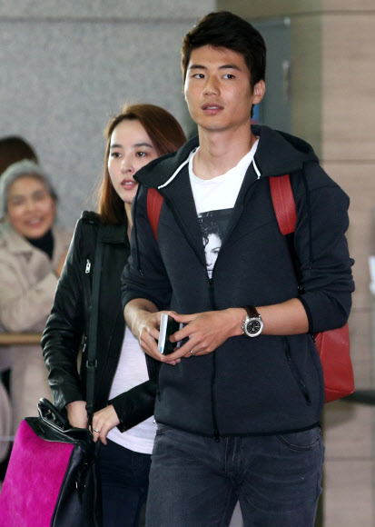 기성용(선덜랜드)이 17일 오후 지난해 백년가약을 맺은 배우 한혜진과 함께 인천국제공항에서 탑승수속을 마친 뒤 대화를 나누며 이동하고 있다. 연합뉴스