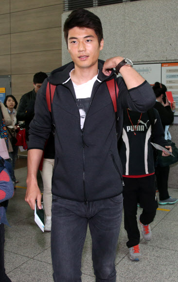 기성용(선덜랜드)이 17일 오후 인천국제공항을 통해 출국하고 있다. 기성용은 ’월드컵 본선에서 피하고 싶은 팀’을 묻는 질문에 ”개최국이자 홈팀인 브라질은 피하고 싶다”고 대답했다. 연합뉴스