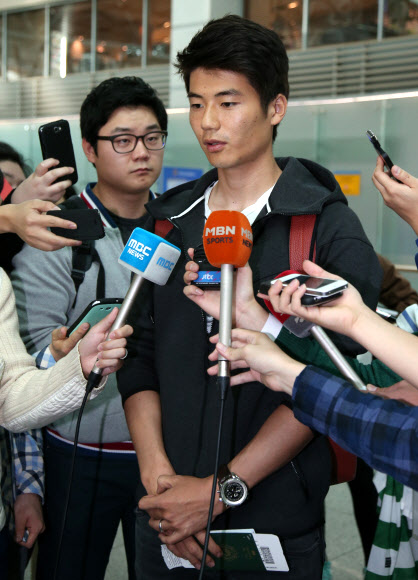 기성용(선덜랜드)이 17일 오후 인천국제공항을 통해 출국하며 취재진의 질문에 답하고 있다. 연합뉴스