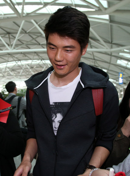 기성용(선덜랜드)이 17일 오후 인천국제공항을 통해 출국하고 있다. 기성용은 ’월드컵 본선에서 피하고 싶은 팀’을 묻는 질문에 ”개최국이자 홈팀인 브라질은 피하고 싶다”고 대답했다. 연합뉴스