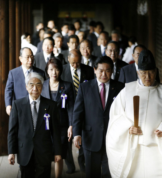 18일 일본 도쿄 야스쿠니 신사에서 ‘다함께 야스쿠니 신사를 참배하는 국회의원 모임’의 회장인 오쓰지 히데히사(앞줄 왼쪽)를 비롯한 소속 의원 157명이 추계 예대제를 맞아 집단으로 참배하고 있다. 도쿄 연합뉴스