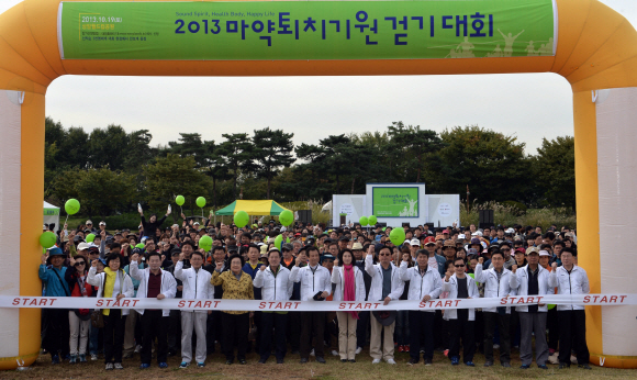 19일 오전 서울 상암 월드컵경기장 공원에서 열린 마약퇴치기원 걷기대회에 참가한 이철휘(가운데) 서울신문사 사장을 비롯한 인사들이 걷기 출발에 앞 서 마약퇴치를 기원하는 구호를 외치고 있다. 박지환 기자 popocar@seoul.co.kr