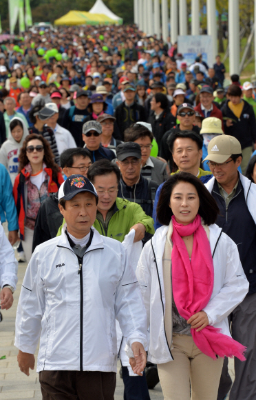 19일 오전 서울 상암 월드컵경기장 공원에서 열린 마약퇴치기원 걷기대회에 참가한 이철휘(왼쪽) 서울신문사 사장과 신의진(오른쪽) 새누리당 의원을 비롯한 인사들과 참자가들이 마약퇴치를 기원하며 걷고 있다. 박지환 기자 popocar@seoul.co.kr