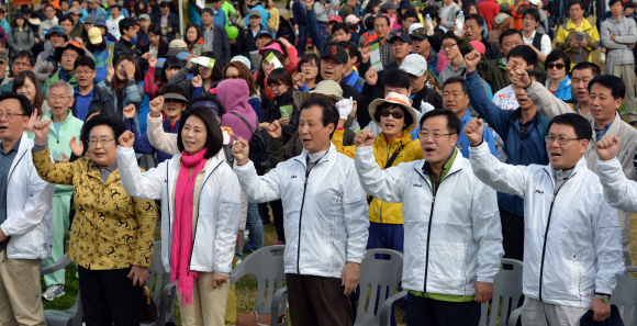 19일 오전 서울 상암 월드컵경기장 공원에서 열린 마약퇴치기원 걷기대회에 참가한 이철휘(가운데) 서울신문사 사장을 비롯한 인사들이 마약퇴치를 기원하는 구호를 외치고 있다. 박지환 기자 popocar@seoul.co.kr