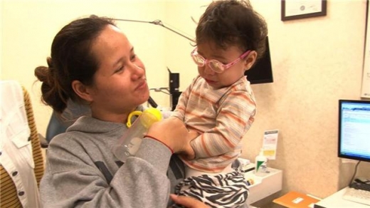 생후 18개월의 행생뿌찌까를 안고 있는 캄보디아인 어머니 썸씨나. 선천성 백내장을 앓고 있는 행생뿌찌까는 한국실명예방재단의 도움으로 한국을 방문, 치료를 받았다.<br>톱프로덕션 제공