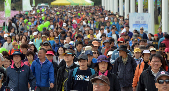 19일 오전 서울 상암 월드컵경기장 공원에서 열린 마약퇴치기원 걷기대회에 참자가들이 마약퇴치를 기원하며 상암 월드컵공원을 걷고 있다.  박지환 기자 popocar@seoul.co.kr
