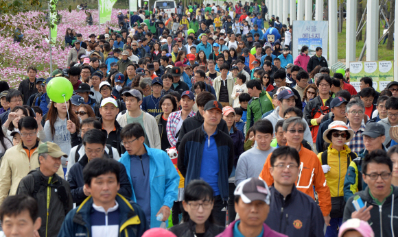 19일 오전 서울 상암 월드컵경기장 공원에서 열린 마약퇴치기원 걷기대회에 참자가들이 마약퇴치를 기원하며 상암 월드컵공원을 걷고 있다.  박지환 기자 popocar@seoul.co.kr