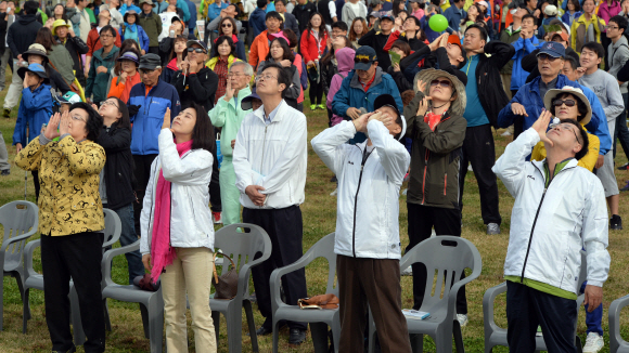 19일 오전 서울 상암 월드컵경기장 공원에서 열린 마약퇴치기원 걷기대회에 참가한 이철휘(오른쪽 두번째) 서울신문사 사장을 비롯한 인사들이 걷기에 앞서 준비운동을 하고 있다.  박지환 기자 popocar@seoul.co.kr