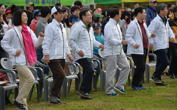 19일 오전 서울 상암 월드컵경기장 공원에서 열린 마약퇴치기원 걷기대회에 참가한 이철휘(왼쪽 두번째) 서울신문사 사장을 비롯한 인사들과 참자가들이 마약퇴치를 기원하며 걷고 있다. 박지환 기자 popocar@seoul.co.kr