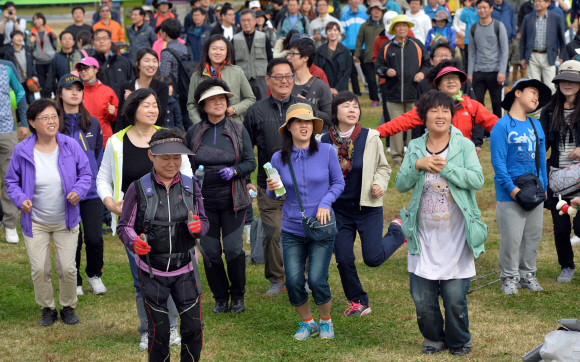 19일 오전 서울 상암 월드컵경기장 공원에서 열린 마약퇴치기원 걷기대회에 참가한 참가자들이 걷기에 앞서 준비운동을 하고 있다. 박지환 기자 popocar@seoul.co.kr