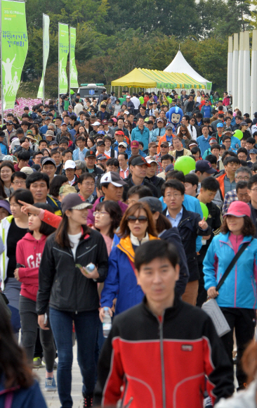 19일 오전 서울 상암 월드컵경기장 공원에서 열린 마약퇴치기원 걷기대회에 참자가들이 마약퇴치를 기원하며 상암 월드컵공원을 걷고 있다. 박지환 기자 popocar@seoul.co.kr
