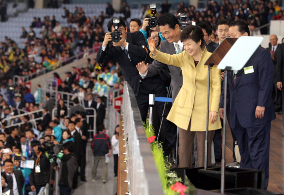 18일 오후 박근혜대통령이 인천에서 개막한 제 94회 전국체육대회에서 참석해 손을 흔들며 입장하고있다. 연합뉴스
