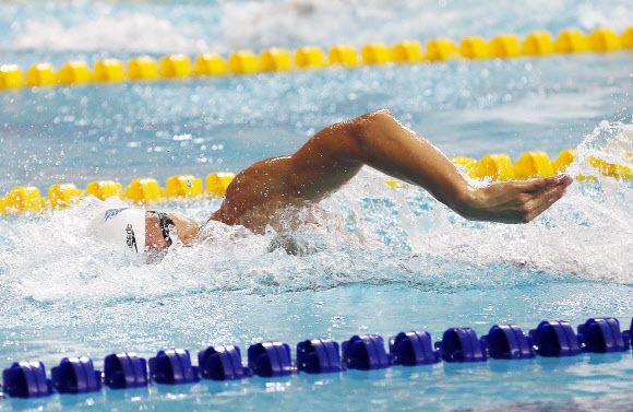’마린보이’ 박태환이 20일 오후 인천시 남구 문학박태환수영장에서 열린 제94회 전국체육대회 수영 남자일반부 계영 400ｍ 경기에 출전해 역영하고 있다. 연합뉴스