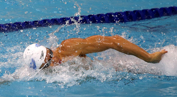 ’마린 보이’ 박태환이 20일 오후 인천 문학 박태환 수영장에서 열린 남자 일반부 400m 결승 경기에서 역영하고 있다.  연합뉴스