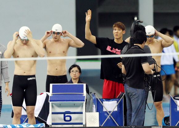 ’마린보이’ 박태환이 20일 오후 인천시 남구 문학박태환수영장에서 열린 제94회 전국체육대회 수영 남자일반부 계영 400ｍ 경기에 출전하기 전 팬들에게 손을 들어 인사하고 있다. 연합뉴스