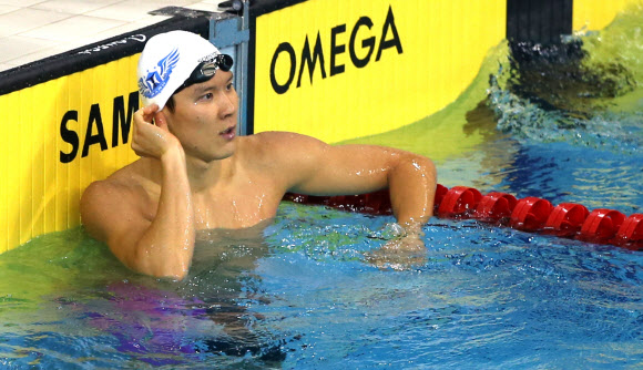 ’마린 보이’ 박태환이 20일 오후 인천 문학 박태환 수영장에서 열린 남자 일반부 400m 결승 경기에서 1위로 결승점에 도착해 기록을 확인하고 있다. 연합뉴스