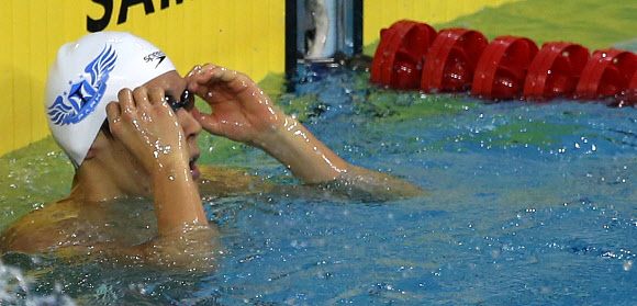 ’마린 보이’ 박태환이 20일 오후 인천 문학 박태환 수영장에서 열린 남자 일반부 400m 결승 경기에서 1위로 결승점에 도착해 기록을 확인하고 있다. 연합뉴스